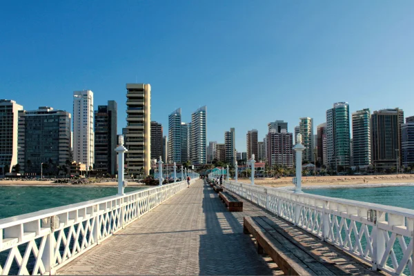 Fotografia colorida mostrando ponte e prédios em Fortaleza-Metrópoles
