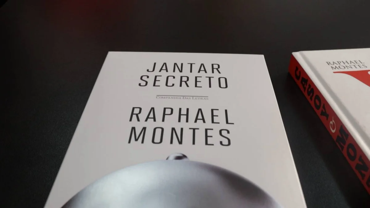 O convite para começar a escrever roteiros de filmes e séries se deu quando o segundo livro dele, Dias Perfeitos, começou a estourar O convite para começar a escrever roteiros de filmes e séries se deu quando o segundo livro dele, Dias Perfeitos, começou a estourar