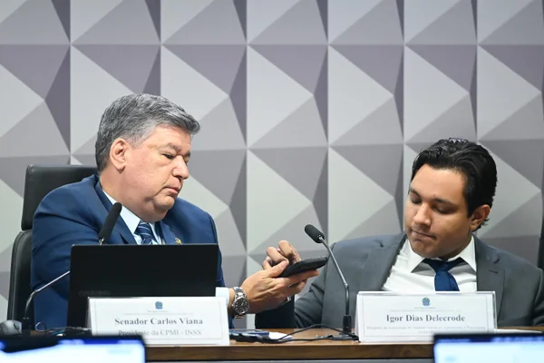 Durante a sessão da CPMI do INSS, o celular do depoente Igor Dias Delecrode foi recolhido pelo presidente da comissão, senador Carlos Viana, e encaminhado à Polícia Legislativa do Senado Metropoles 4