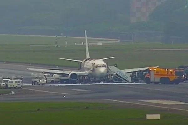 imagem colorida mostra avião com marcas de incêndio em pista do aeroporto de guarulhos