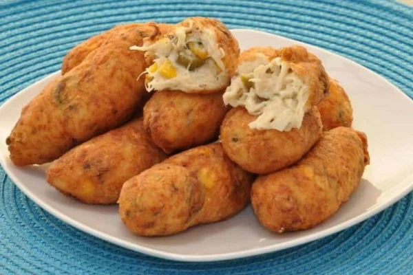 bolinhos de frango com milho crocantes em um prato branco - Metrópoles