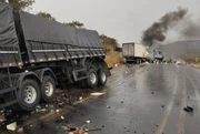 Motorista morreu carbonizado após perder o controle do veículo, invadir a contramão e colidir com outras duas carretas na Serra de Francisco Sá Motorista morreu carbonizado após perder o controle do veículo, invadir a contramão e colidir com outras duas carretas na Serra de Francisco Sá