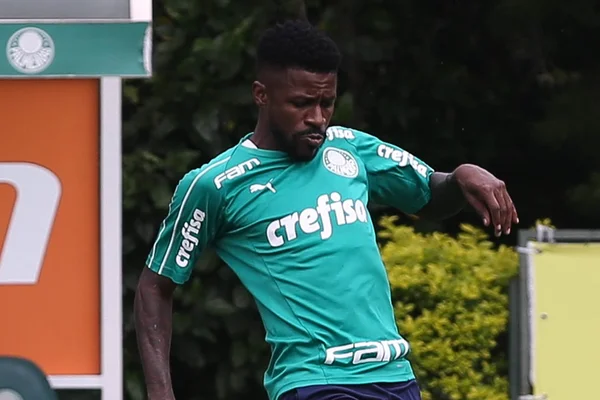 Jogador do Palmeiras fura isolamento, vai para balada e é afastado do time