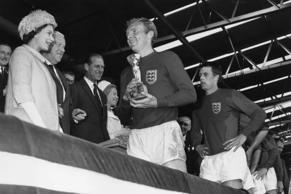 Rainha Elizabeth II amava futebol e fez mistério sobre time do coração