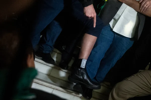 Ex-presidente Jair Bolsonaro mostra a tornozeleira eletrônica para a imprensa na saída do Congresso Nacional Metropoles