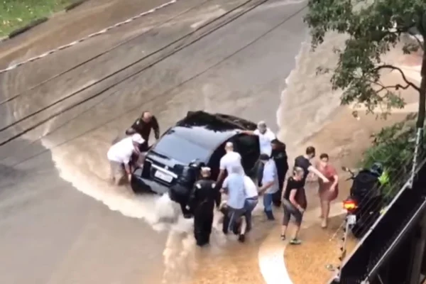 Mulher presa debaixo carro enchente enxurrada campinas sao paulo