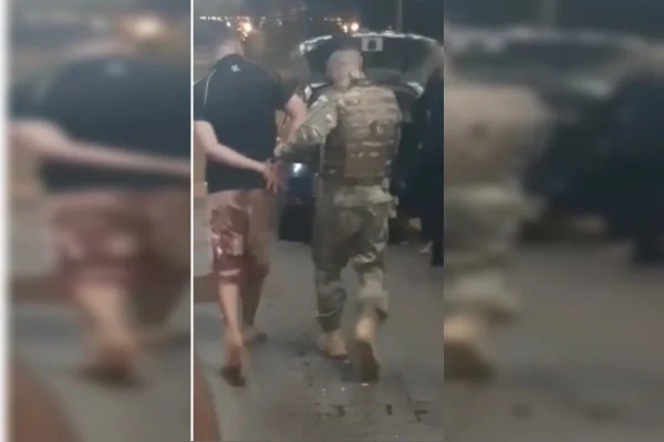 Homem sendo algemado pela PMDF
