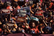 Indígenas de várias etnias participam da IV Marcha das Mulheres Indígenas. A manifestação segue pelo Eixo Monumental sentido Esplanada dos Ministérios.