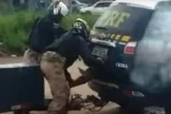Policiais rodoviários federais colocam homem dentro de "câmara de gás" improvisada em viatura