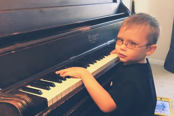 Vídeo. Menino cego emociona ao tocar Bohemian Rhapsody no piano