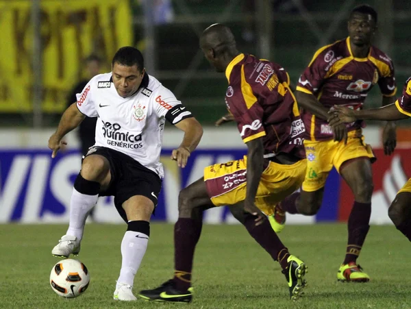 Foto colorida de Ronaldo, do Corinthians, em jogo contra o Tolima - Metrópoles