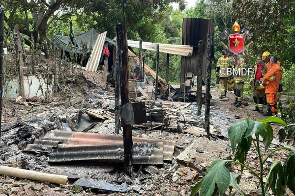 Corpo carbonizado em barraco incendiado