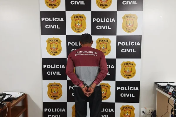 homem de costas preso