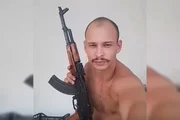 A coluna teve acesso a um vídeo em que Philippe Marques aparece cumprimentando enquanto exibe um fuzil AK-47