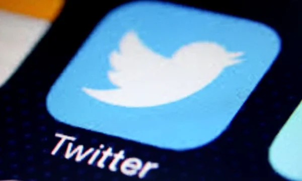 Ícone do app da rede social Twitter na tela de um celular em destaque - Metrópoles