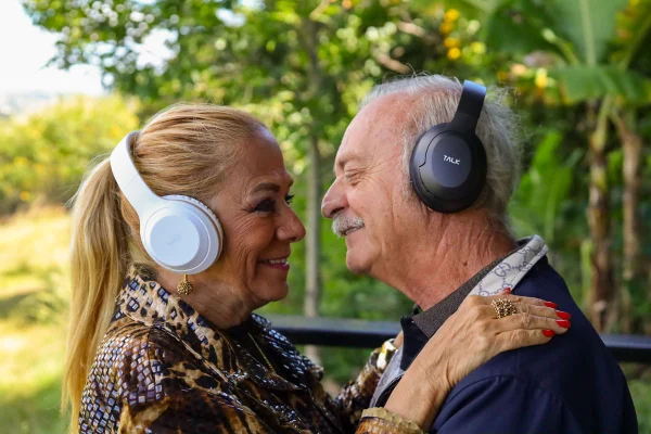 Imagem colorida de dois idosos, se abraçando para campanha de dia dos namorados - Metrópoles