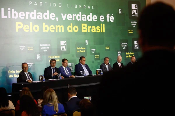 Deputados do partido de Bolsonaro querem verba do governo Lula