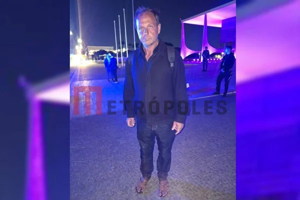 Homem na frente do Palácio do Planalto