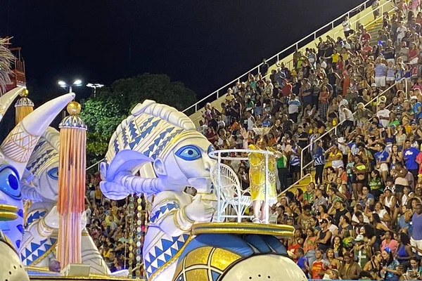 Portela ostenta tradição com enredo sobre religião e memória