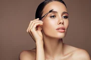 Diante de uma quantidade enorme de produtos nas prateleiras, apenas uma dermatologista é capaz de identificar as necessidades da sua cútis