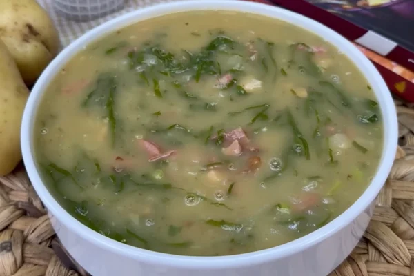 Caldo verde com bacon receita cremosa ideal para o frio