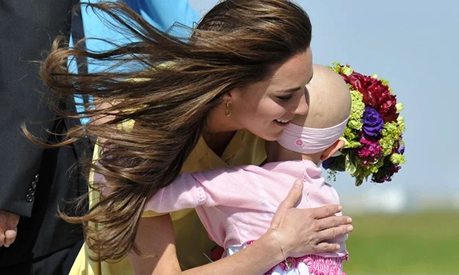 Em Calgary, em 2011, a Duquesa de Cambridge recebeu um abraço caloroso de Diamond Marshall, de 6 anos, que infelizmente perdeu sua batalha contra o câncer em 2014. Em Calgary, em 2011, a Duquesa de Cambridge recebeu um abraço caloroso de Diamond Marshall, de 6 anos, que infelizmente perdeu sua batalha contra o câncer em 2014.