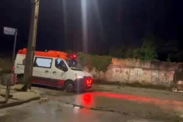 Foto colorida de ambulância em rua de João Pessoa - Metrópoles