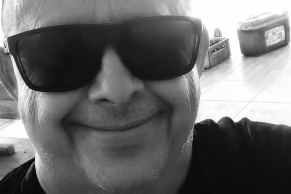 homem de óculos