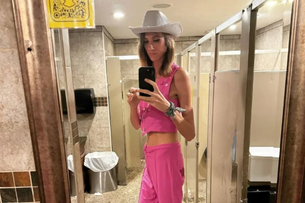 Foto colorida de uma mulher alta - Metrópoles