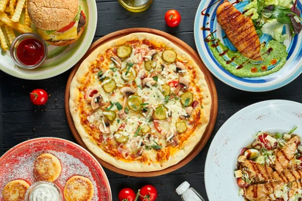 Pizza, hambúrguer e pratos