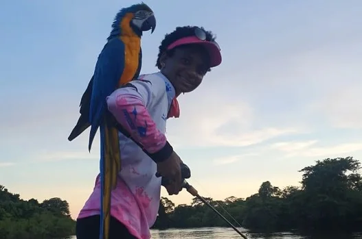 Vídeo. Arara pousa na cabeça de mulher durante pescaria: “Emocionante”