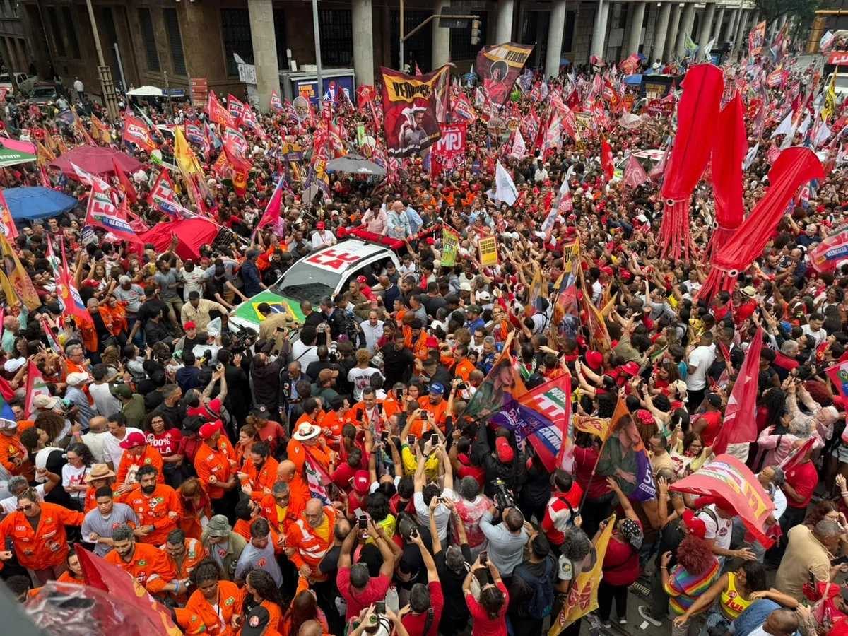 No RJ e sem Eduardo Paes, Lula faz último ato de campanha antes do 1º turno - imagem 3 No RJ e sem Eduardo Paes, Lula faz último ato de campanha antes do 1º turno - imagem 3