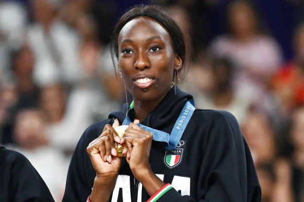 Imagem colorida de Paola Egonu com o ouro olímpico