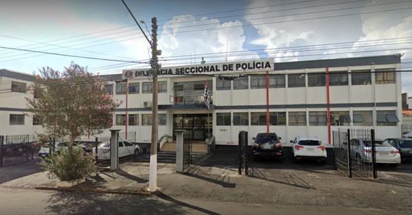 Imagem de edifício com parede branca, telhado cinza escuro e dezenas de janelas - Metrópoles