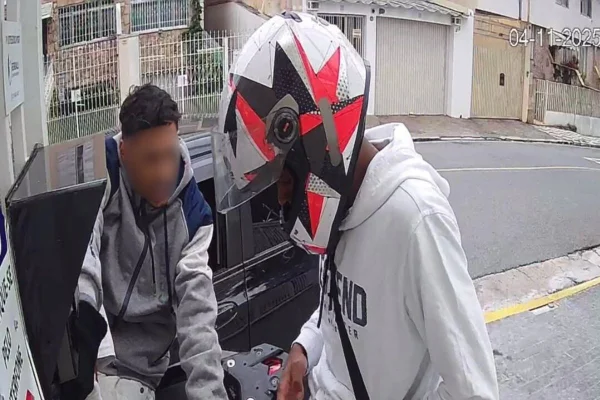Homem reagiu ao ver um roubo em andamento no Sacomã e prensou moto dos criminosos contra uma parede. Tiro foi disparado durante a fuga.