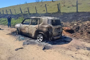 Carro dos criminosos foi encontrado incendiado