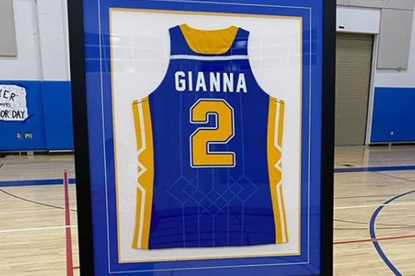 Kobe Bryant: camisa da filha Gigi é aposentada na presença da mãe