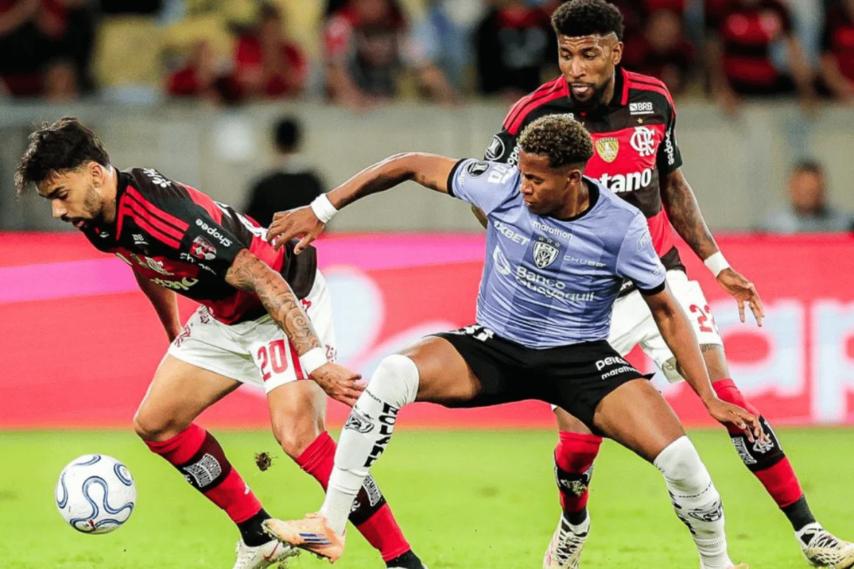 Disputa de bola em Flamengo x Independiente Del Valle Disputa de bola em Flamengo x Independiente Del Valle