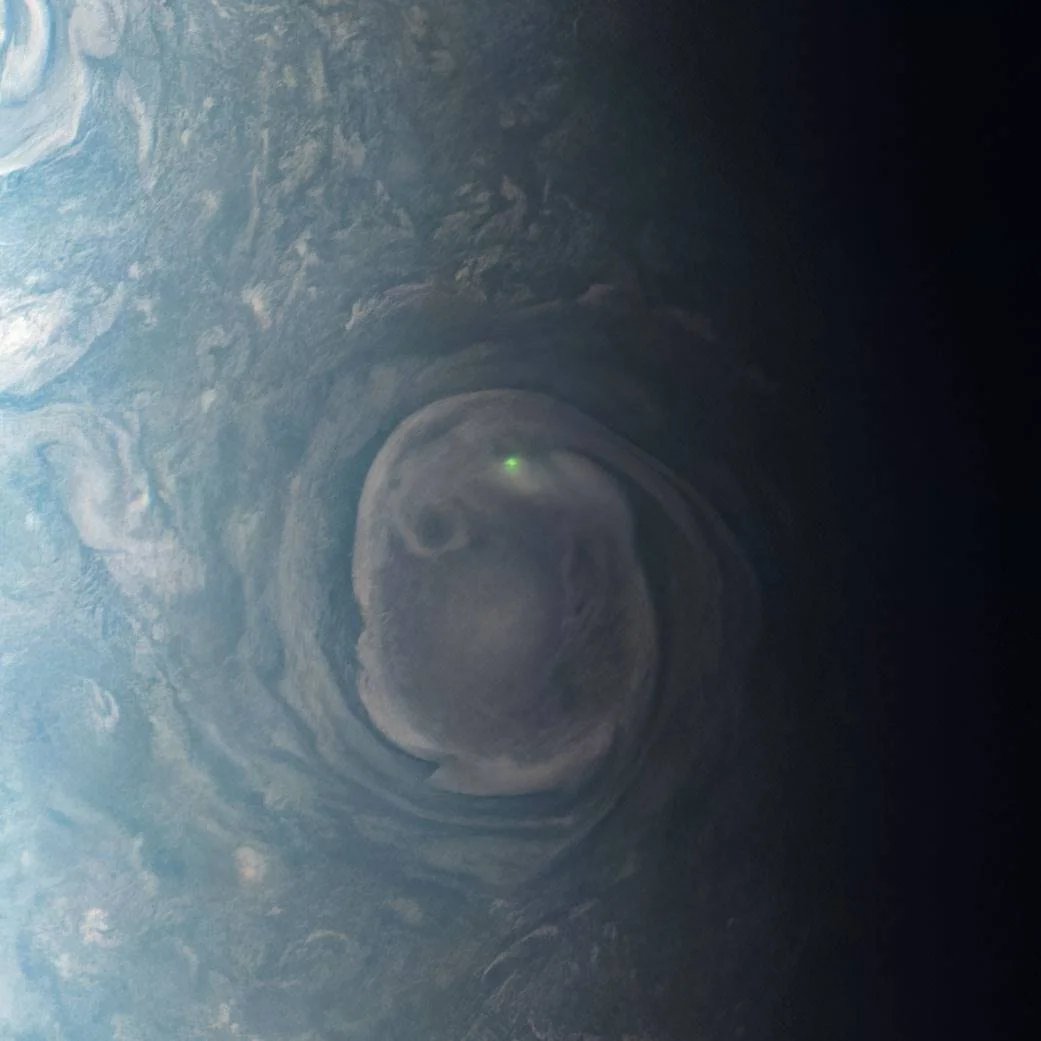 Nesta visão de um vórtice perto do pólo norte de Júpiter, a missão Juno da Nasa observou o brilho de um raio Nesta visão de um vórtice perto do pólo norte de Júpiter, a missão Juno da Nasa observou o brilho de um raio