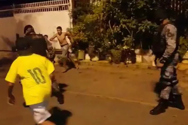 Vídeo: policiais da Rotam-DF jogam bola com crianças durante ronda