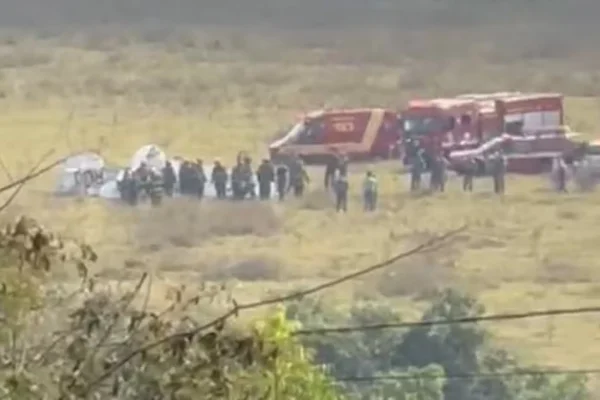 Imagem que mostra socorro a vítimas de avião que caiu em Rio Preto (SP). - Metrópoles