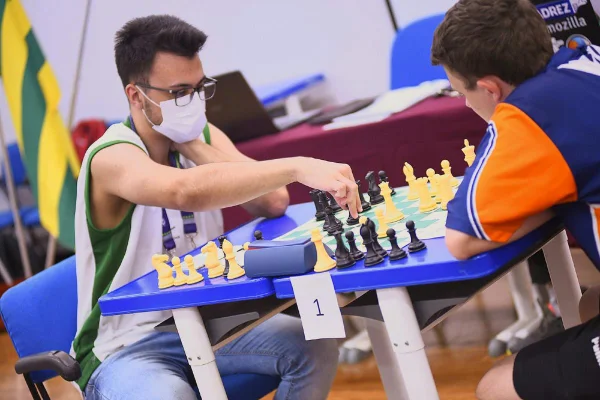 Aluno de Ceilândia faz vaquinha para custear torneio mundial de xadrez