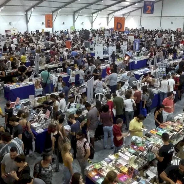 imagem colorida Feira do livro da Unesp