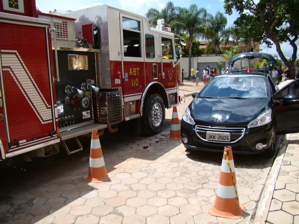 Homem encontrado amarrado em porta-malas de carro não resiste a ferimentos e morre