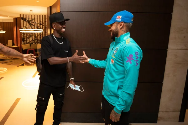 Vinicius cumprimenta Neymar na apresentação da Seleção