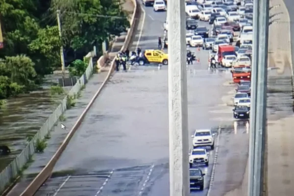 Vídeos: acesso ao aeroporto do DF é tomado por córrego após temporal