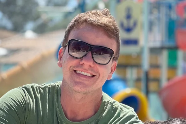 Ator da Globo comemora aniversário de 44 anos após tumor cerebral