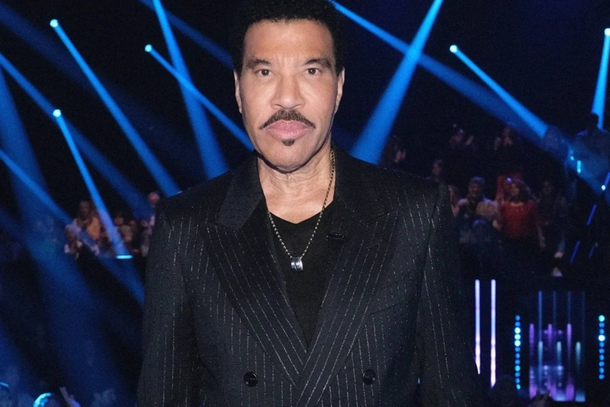 Lionel Richie posa nos bastidores de American Idol Lionel Richie posa nos bastidores de American Idol