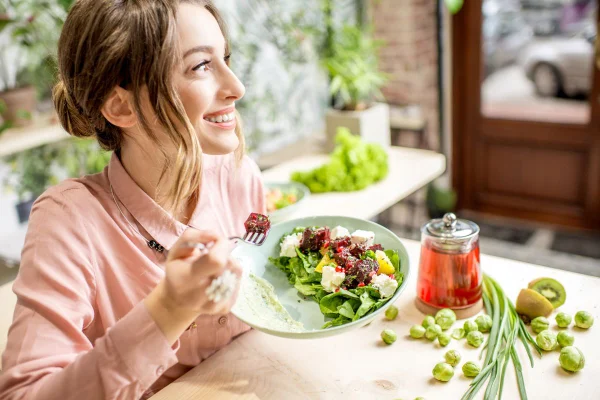 mulher comendo salada