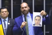 Eduardo Bolsonaro segura foto do delegado Fábio Shor durante pronunciamento na Câmara